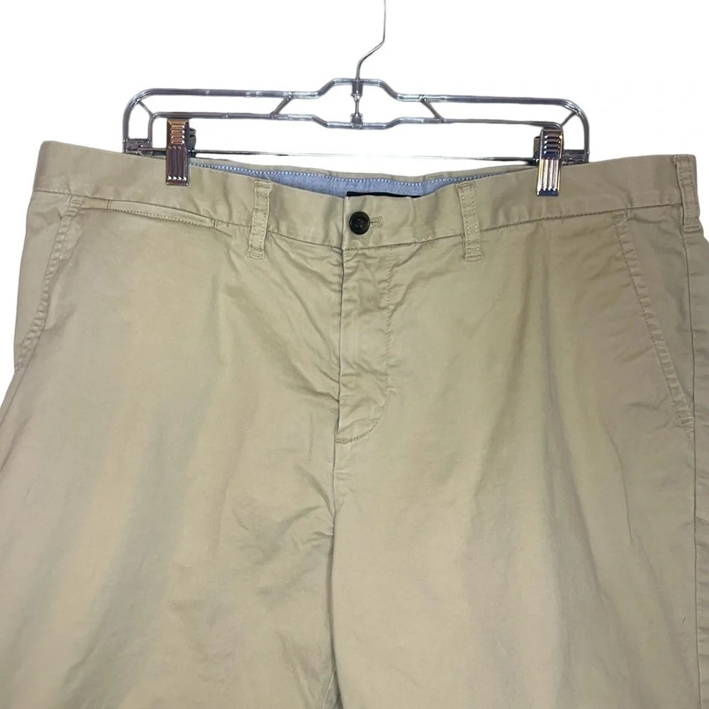 Tommy Hilfiger Men’s Khaki Chino Shorts Flat Front Size 40
